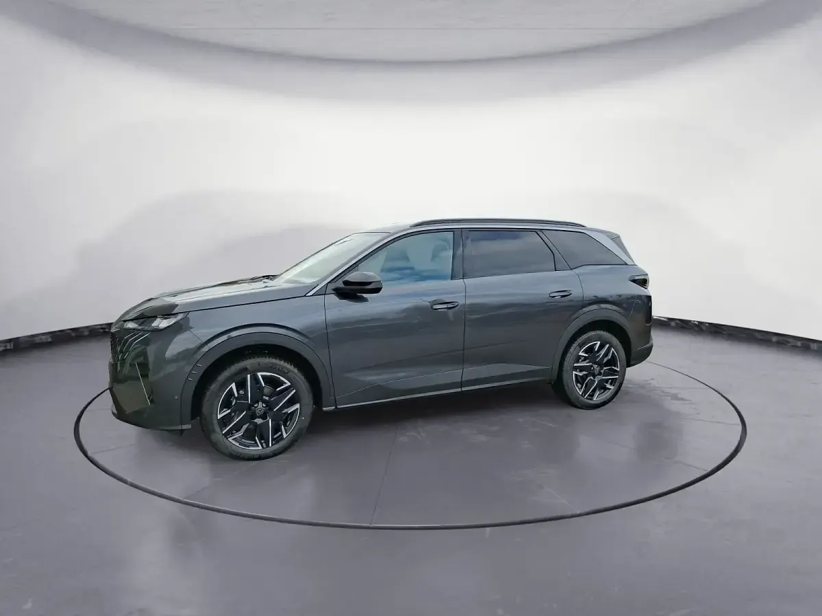 Neu Peugeot 5008 145 PS (106 kW) 2025 Silber SUV