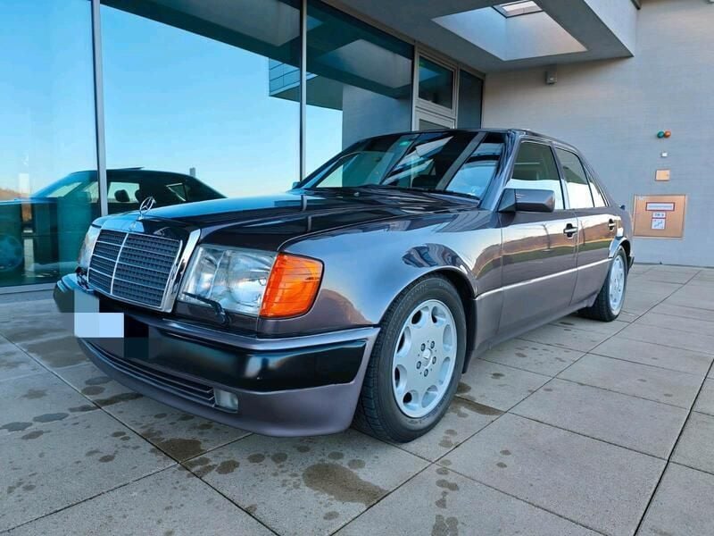 Violet Gebraucht 1993 Mercedes E500 Limousine | 49.000 € - Bild 1/4