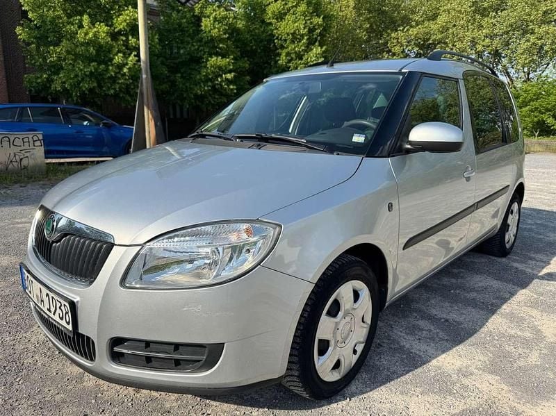 Silber Gebraucht 2009 Skoda Roomster Plus Edition Van / Kleinbus | 5.999 € (Teuer) - Bild 1/4