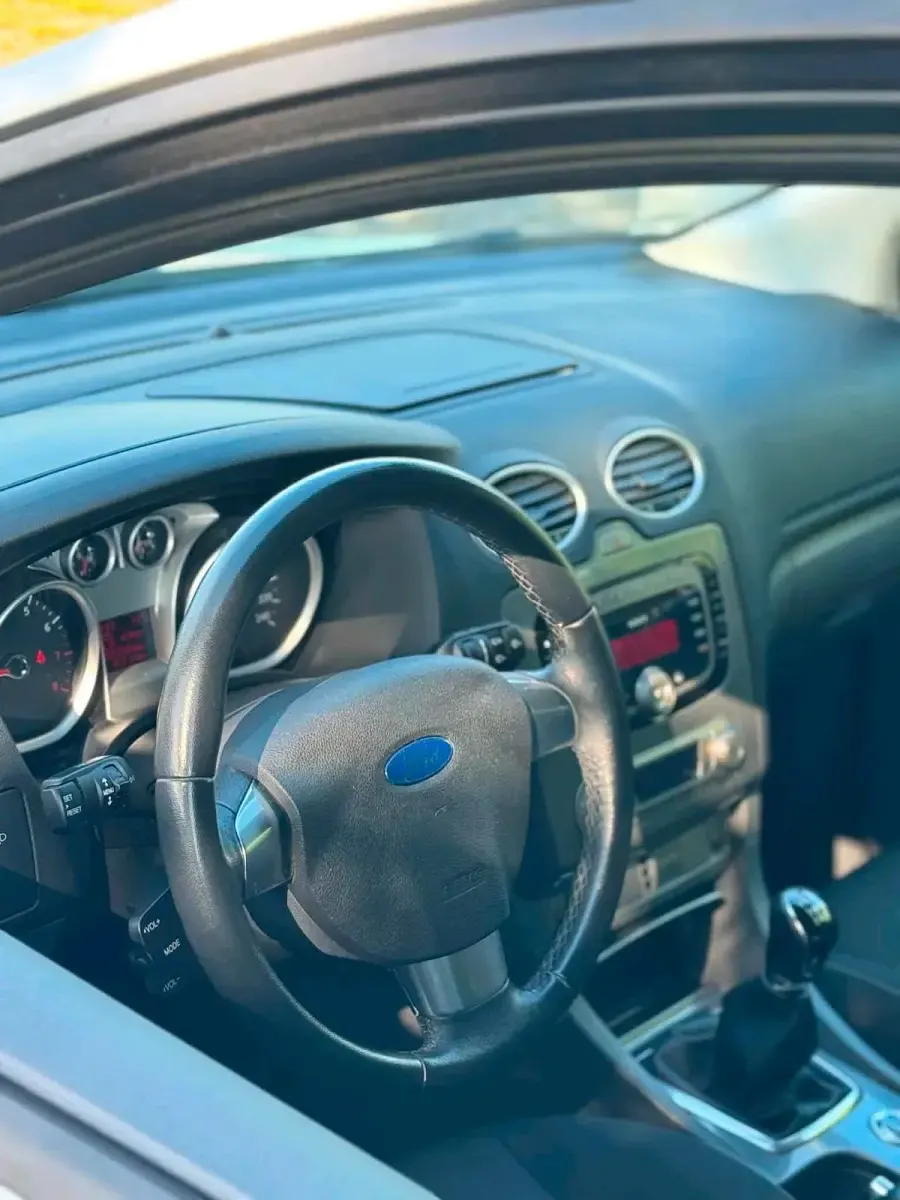 Używany Ford Focus ST 125 KM (91 kW) 2010 Biały Sedan/Limuzyna
