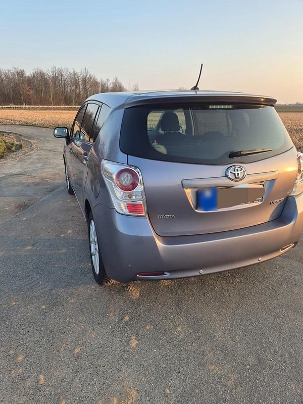 Gebraucht Toyota Verso 147 PS (108 kW) 2012 Blau Van / Kleinbus