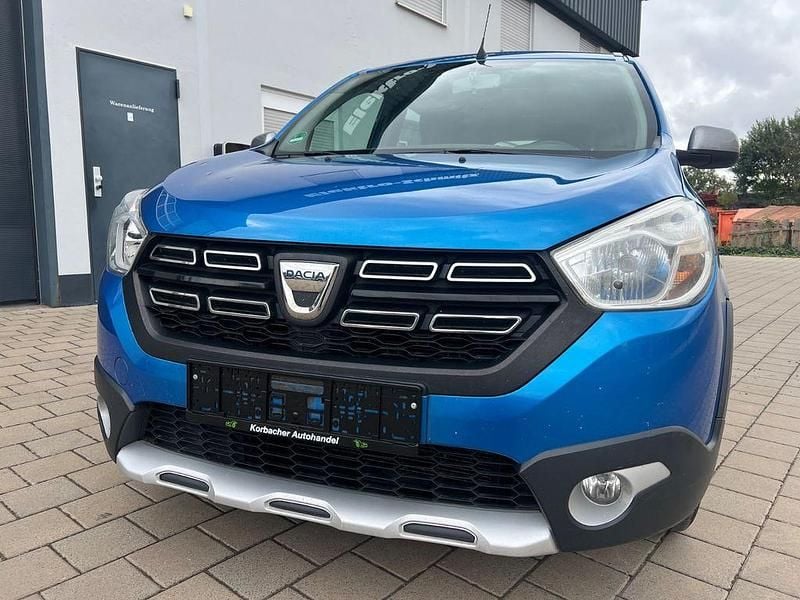 Blau Gebraucht 2019 Dacia Lodgy Stepway Van / Kleinbus | 6.990 € (Guter Preis) - Bild 1/4