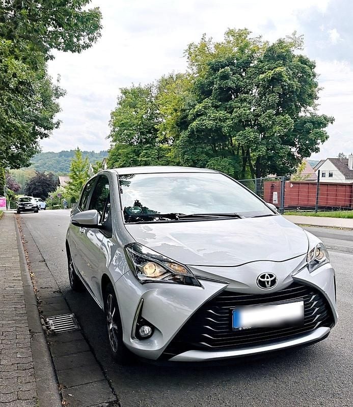 Silber Gebraucht 2018 Toyota Yaris Team Kleinwagen | 8.900 € (Fairer Preis) - Bild 1/4