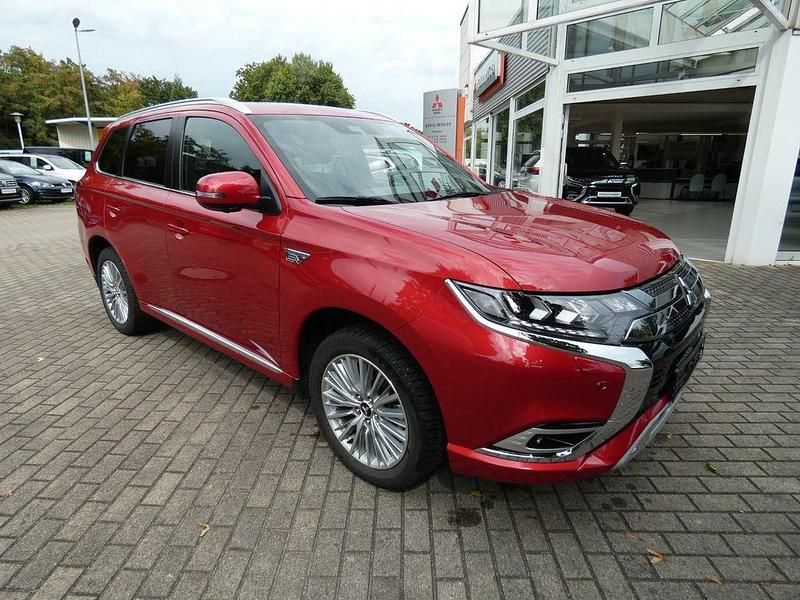 Rot Gebraucht 2019 Mitsubishi Outlander P-HEV Top SUV | 24.490 € (Etwas zu teuer) - Bild 1/4