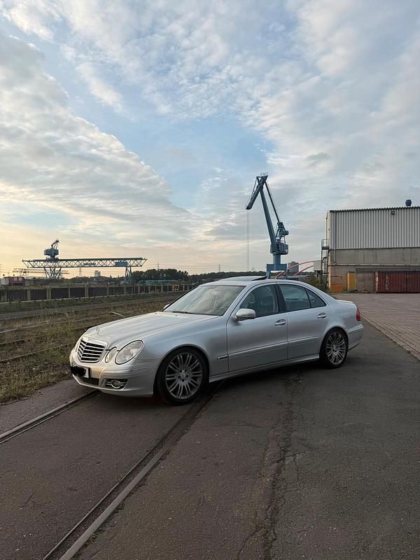 Silber Gebraucht 2006 Mercedes E280 Limousine | 7.000 € - Bild 1/4