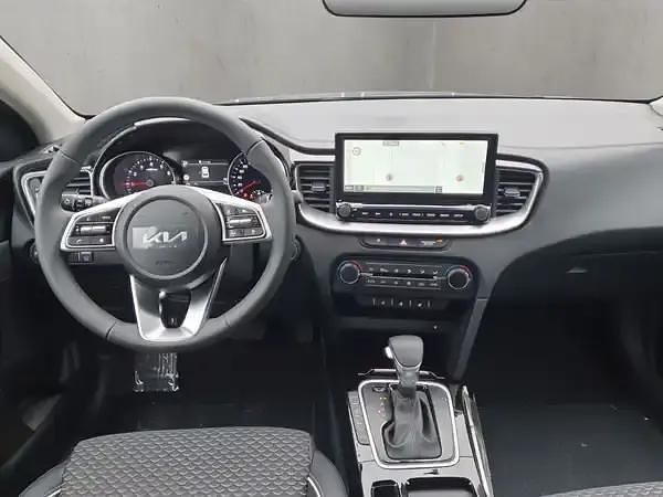 Neu Kia Ceed 150 PS (110 kW) 2026 Pentametal met. Kleinwagen