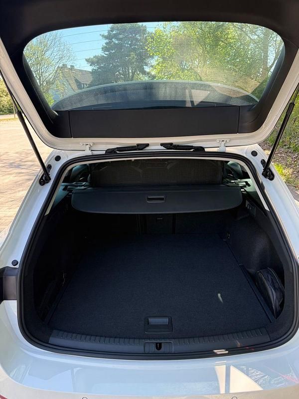 Second-hand Cupra Leon 150 CP (110 kW) 2024 Alb Berlinǎ