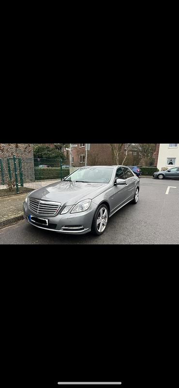 Grau Gebraucht 2011 Mercedes E300 Limousine | 10.499 € (Superpreis) - Bild 1/4