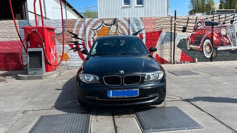 Gebraucht BMW 116 122 PS (89 kW) 2009 Schwarz Kleinwagen