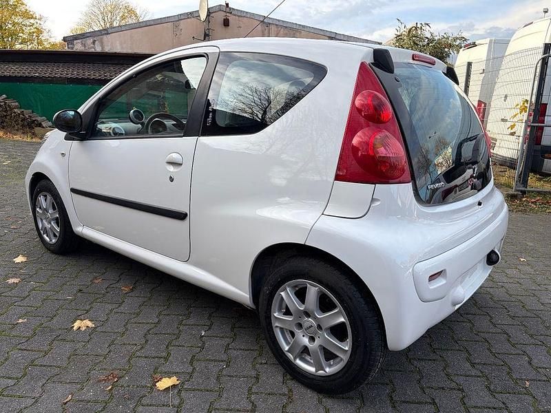 Gebraucht Peugeot 107 Urban Move 68 PS (50 kW) 2011 Weiß Kleinwagen