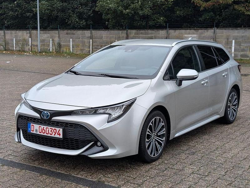 Precious silver Gebraucht 2020 Toyota Corolla Business Edition Kombi | 16.065 € - Bild 1/4