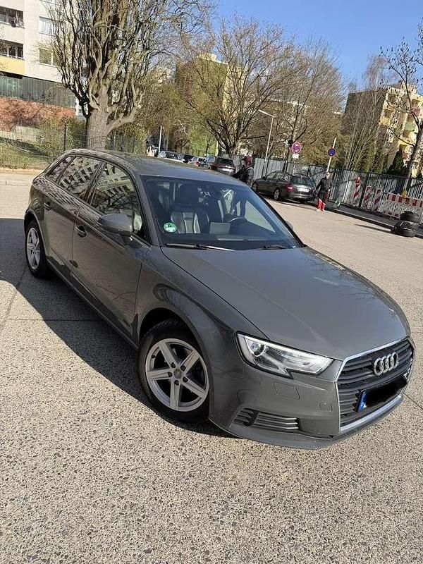 Second-hand Audi A3 Design 116 CP (85 kW) 2018 Berlinǎ
