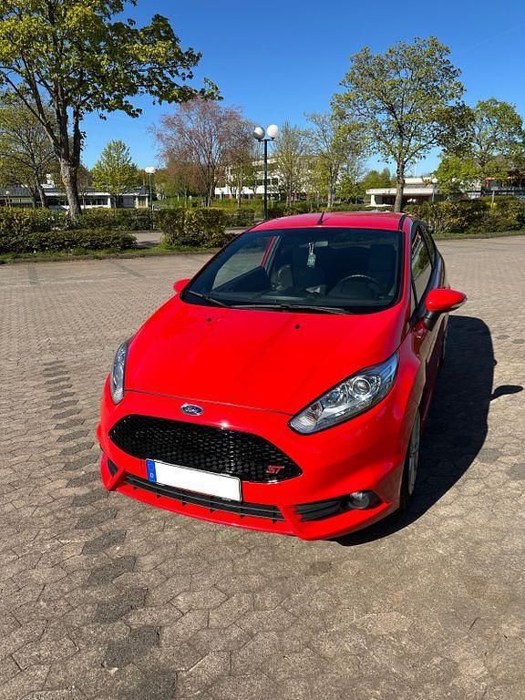 Gebraucht Ford Fiesta ST 182 PS (133 kW) 2015 Rot Kleinwagen