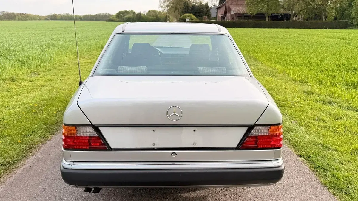Gebraucht Mercedes E250 126 PS (92 kW) 1992 Silber Limousine