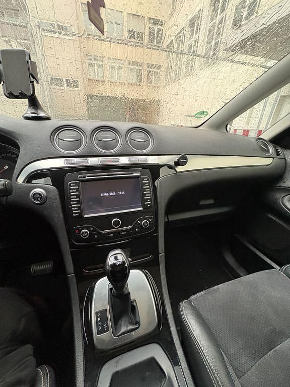 Gebraucht Ford S-MAX Titanium 140 PS (102 kW) 2014 Braun Van / Kleinbus