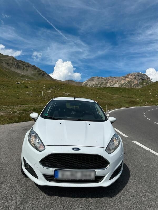 Weiß Gebraucht 2016 Ford Fiesta SYNC Edition Kleinwagen | 5.500 € (Guter Preis) - Bild 1/2