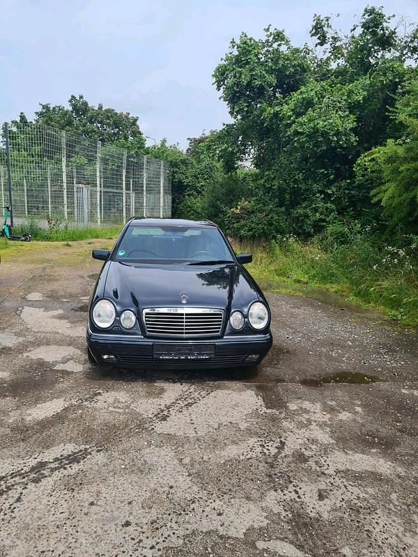 Blau Gebraucht 1998 Mercedes E240 Avantgarde Limousine | 8.200 € - Bild 1/4
