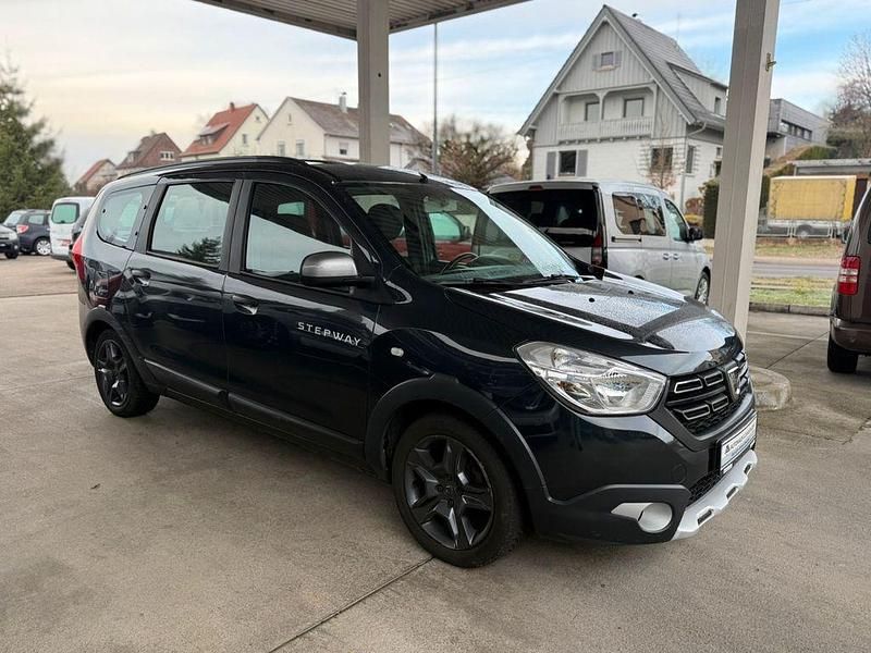 Grau Gebraucht 2018 Dacia Lodgy Celebration Van / Kleinbus | 8.999 € (Fairer Preis) - Bild 1/4