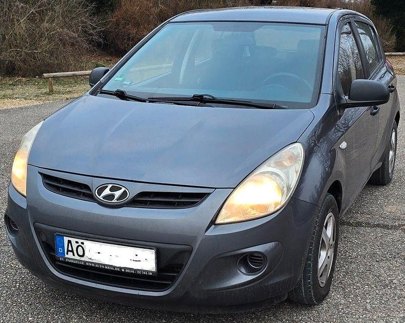 Silber Gebraucht 2010 Hyundai i20 Limousine | 999 € (Superpreis) - Bild 1/4