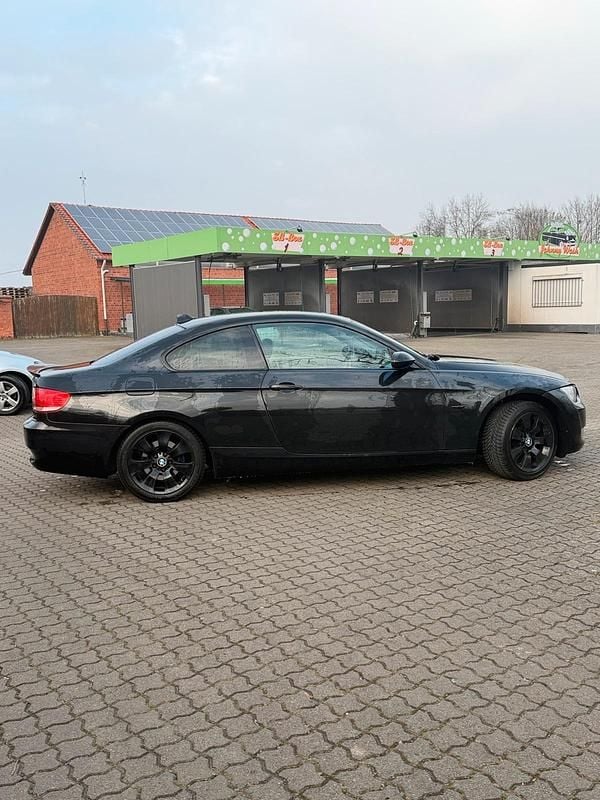 Gebraucht BMW 320 177 PS (130 kW) 2007 Schwarz Coupé
