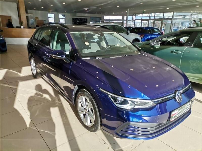 Gebraucht VW Golf VIII Life 150 PS (110 kW) 2022 Atlantik blue metallic Kombi