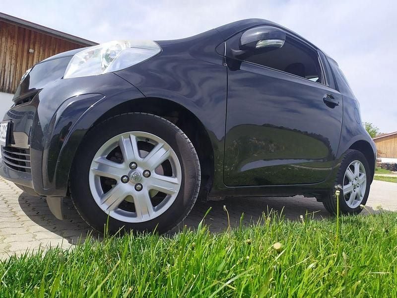 Gebraucht Toyota iQ 90 PS (66 kW) 2010 Schwarz Kleinwagen
