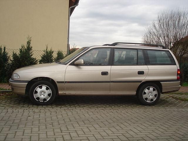 Gebraucht Opel Astra 101 PS (74 kW) 1996 Gold Kombi