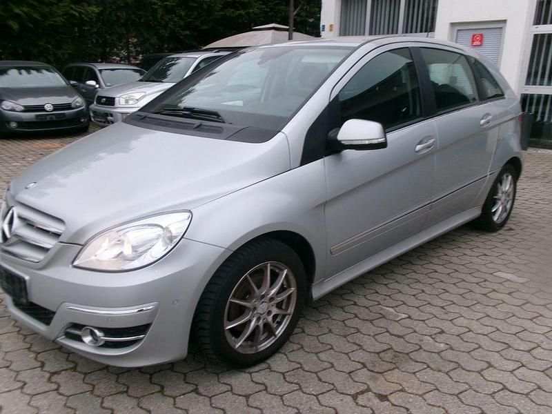 Gebraucht Mercedes B180 109 PS (80 kW) 2011 Silber Van / Kleinbus