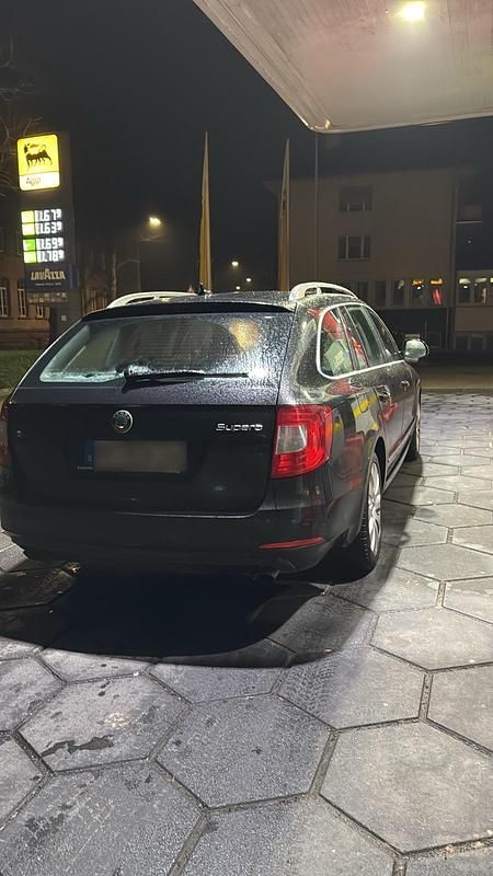 Gebraucht Skoda Superb Active 200 PS (147 kW) 2011 Schwarz Kombi