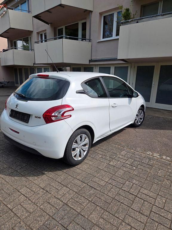 Weiß Gebraucht 2013 Peugeot 208 Access Kleinwagen | 3.300 € (Guter Preis) - Bild 1/4