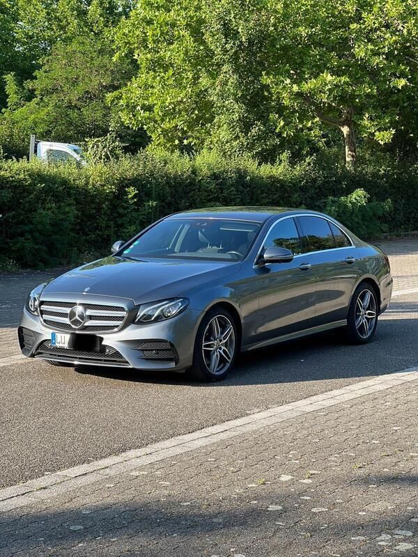Grau Gebraucht 2016 Mercedes E220 Limousine | 27.999 € - Bild 1/4