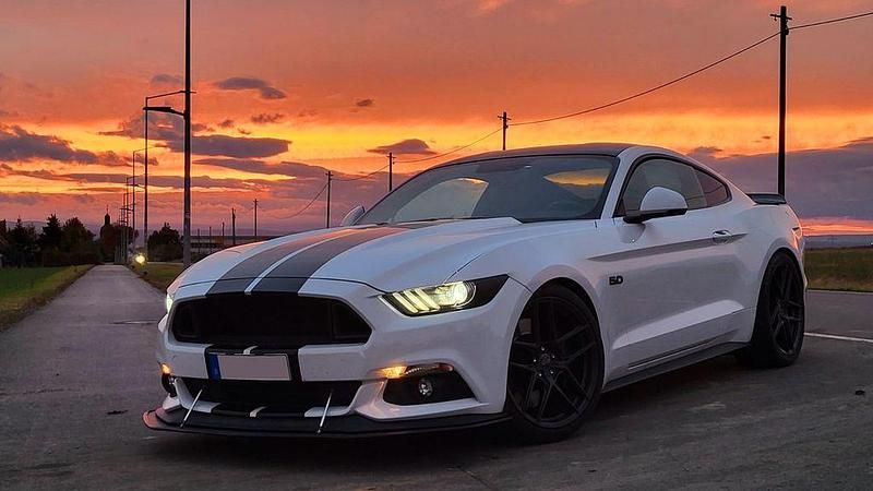 Weiß Gebraucht 2017 Ford V8 Coupé | 37.573 € - Bild 1/4