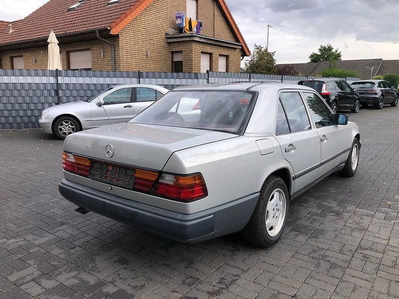 Gebraucht Mercedes E260 160 PS (117 kW) 1988 Grau Limousine