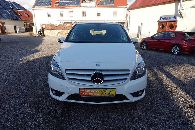 Gebraucht Mercedes B180 122 PS (89 kW) 2014 Calcitweiss/zirrusweiss Van / Kleinbus