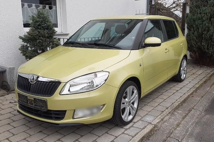 Grün Gebraucht 2013 Skoda Fabia Active Limousine | 4.999 € (Fairer Preis) - Bild 1/4