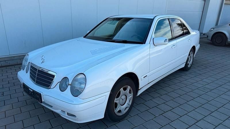 Gebraucht Mercedes E220 115 PS (84 kW) 2000 Weiß Limousine