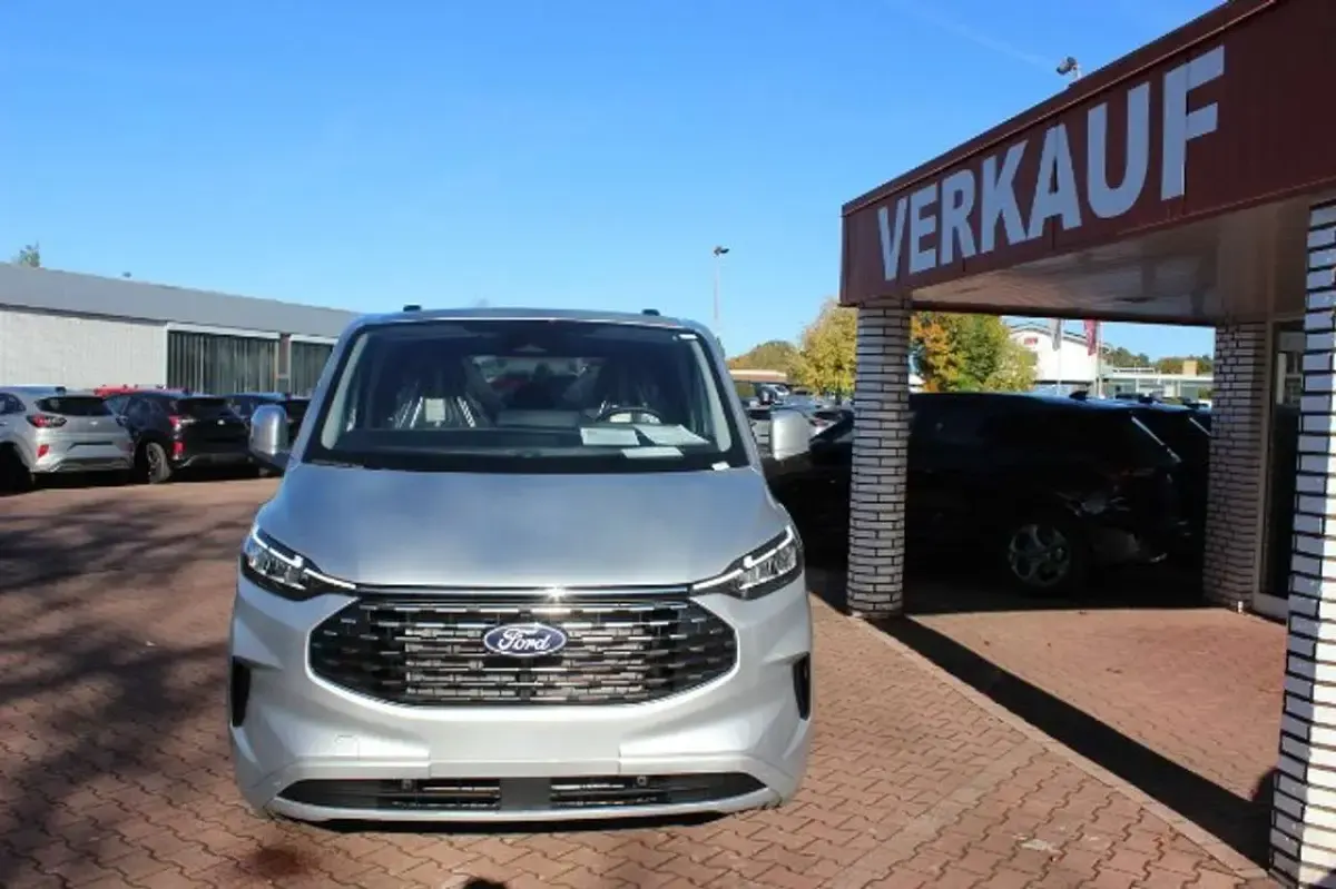 Gebraucht Ford Tourneo Titanium X 150 PS (110 kW) 2025 Silber Van / Kleinbus