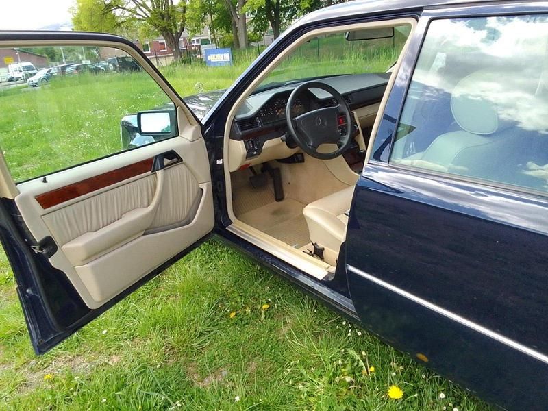 Gebraucht Mercedes E300 147 PS (108 kW) 1995 Blau Limousine