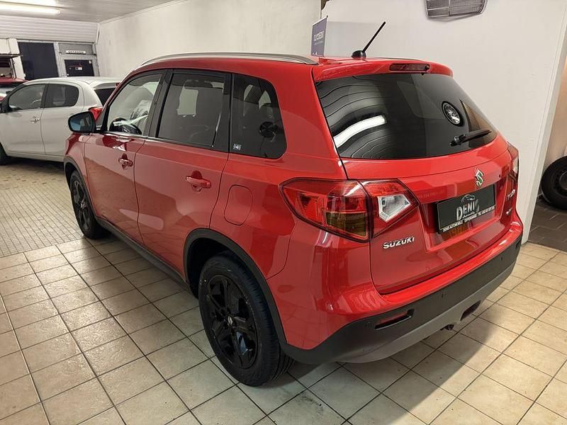 Gebraucht Suzuki Vitara 140 PS (102 kW) 2017 Rot SUV