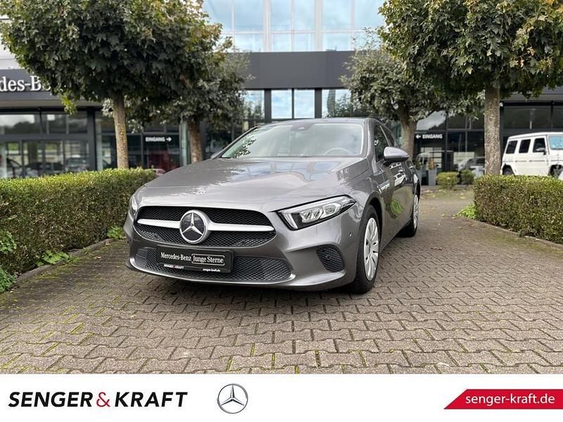 Grau Gebraucht 2022 Mercedes A180 Limousine | 23.280 € (Fairer Preis) - Bild 1/4