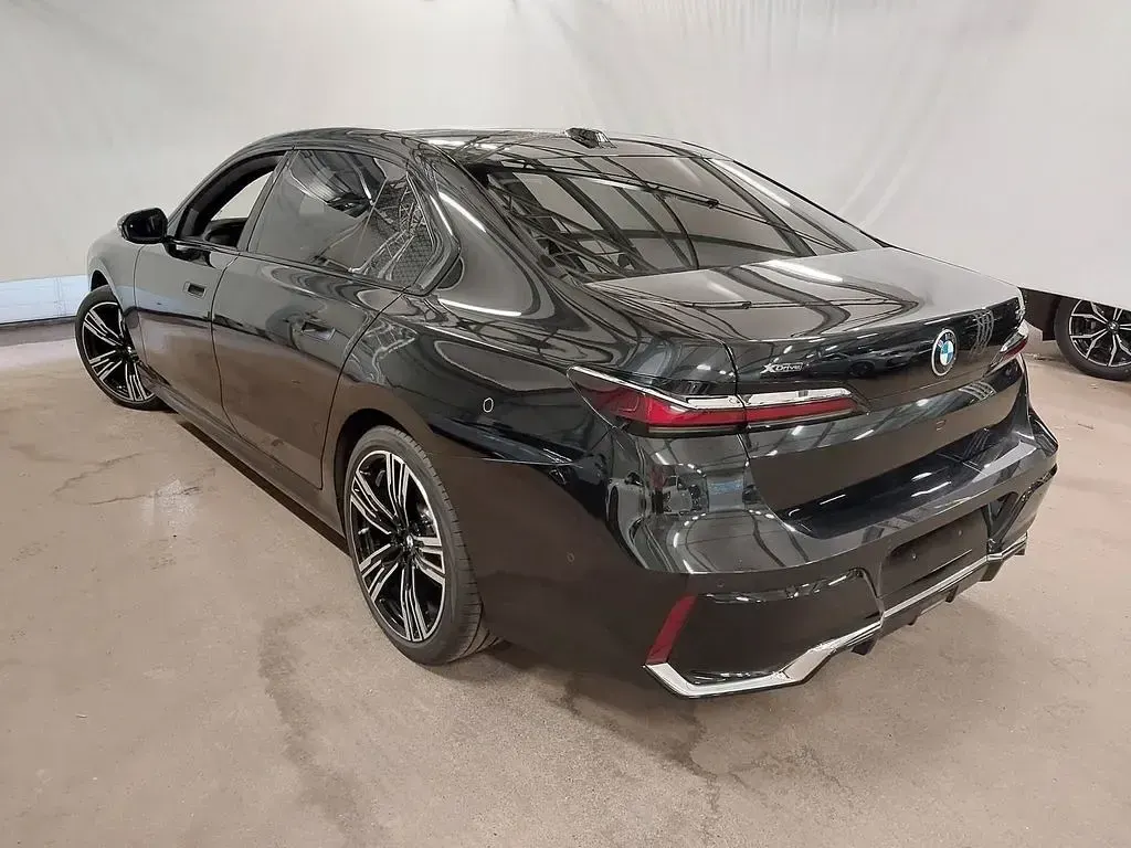 Gebraucht BMW 740 M Sport 299 PS (219 kW) 2025 Black sapphire Limousine