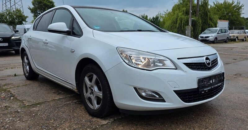 Weiß Gebraucht 2010 Opel Astra Edition Limousine | 2.590 € (Superpreis) - Bild 1/4