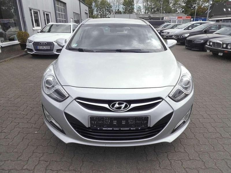 Silber Gebraucht 2012 Hyundai i40 Comfort Kombi | 8.590 € (Etwas zu teuer) - Bild 1/4