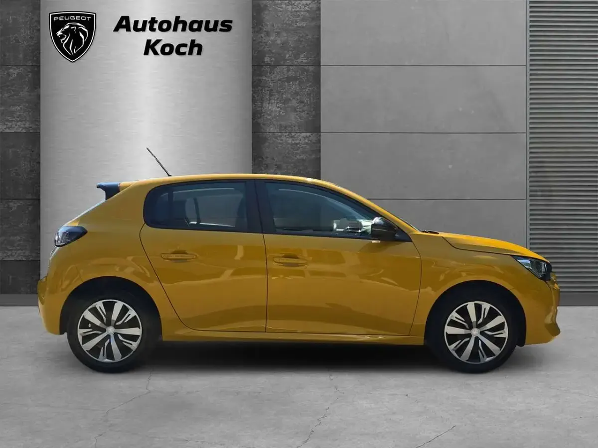 Gebraucht Peugeot 208 Active 101 PS (74 kW) 2024 Faro gelb metallic Kleinwagen