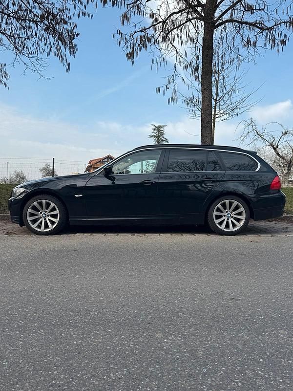 Gebraucht BMW 330 245 PS (180 kW) 2010 Schwarz Kombi