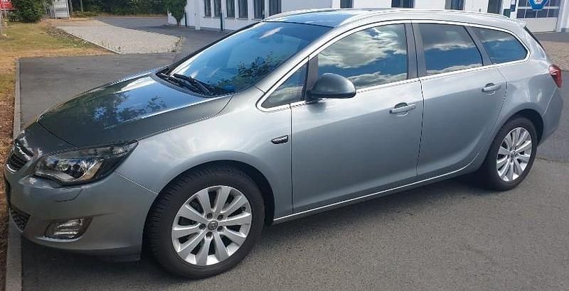 Silber Gebraucht 2011 Opel Astra Innovation Kombi | 6.000 € (Etwas zu teuer) - Bild 1/4