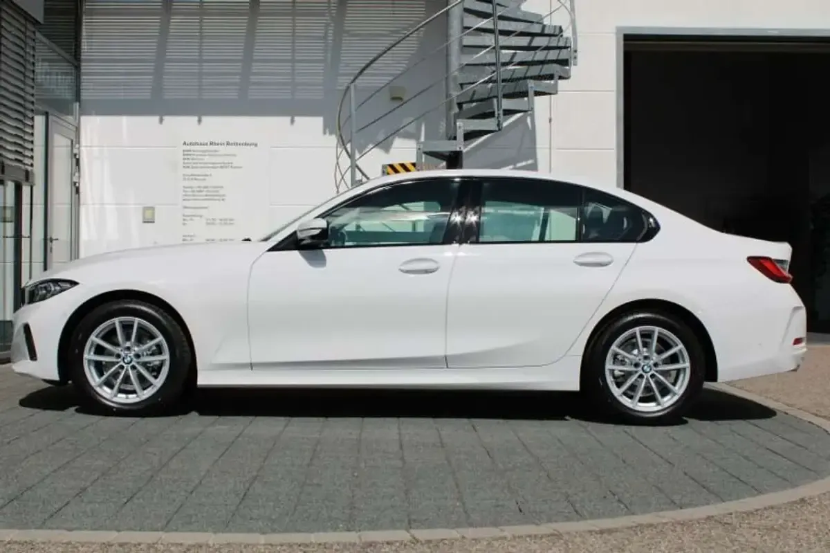 Neu BMW 318 156 PS (114 kW) 2026 Alpinweiß uni Limousine