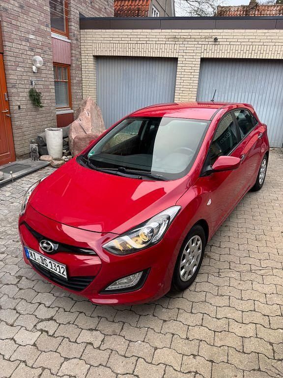 Rot Gebraucht 2013 Hyundai i30 Classic Limousine | 5.250 € (Fairer Preis) - Bild 1/4