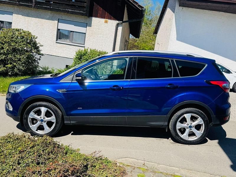 Gebraucht Ford Kuga Titanium 179 PS (131 kW) 2017 Blau SUV