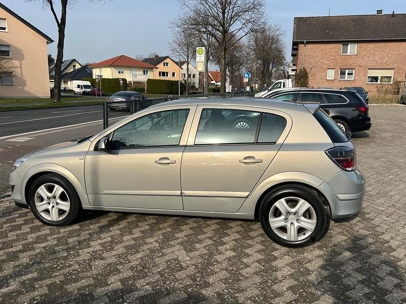 Gebraucht Opel Astra Edition 116 PS (85 kW) 2009 Grau Kleinwagen